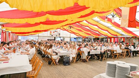Beim Adensteder Schützenfest wurde gelacht, mitgeklatscht, fröhlich gestampft und getrampelt.
