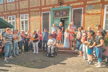 Die Top-Platzierten der Bodenstedt-Rallye. Auf der Treppe oben die Sieger-Gruppe „Die flotten Flitzer“.