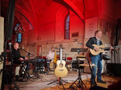 David Plüss, David Kandert und Clemens Bittlinger (von links) bewiesen auch in der stimmungsvoll beleuchteten Nettlinger Kirche, dass sie ein bestens eingespieltes Team sind.