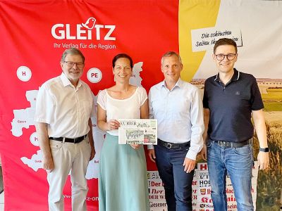 Zu Gast im Gleitz Verlag: SPD-Landratskandidatin Julia Semper und der Hohenhamelner SPD-Bürgermeisterkandidat Se­bastian Hebbelmann tauschten sich mit Geschäftsführer Karl-Heinz Gleitz (links) und Technik- und Produktionsleiter Oliver Kroll (rechts) über Kommunalpolitik, Medien und die bevorstehenden Wahlen aus.