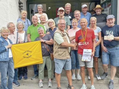 Die Haseder Reisegruppe in Augsburg. TuS-Vorsitzender Frank Matiske gratuliert dem neuen Deutschen Meister Jürgen Markfeld.