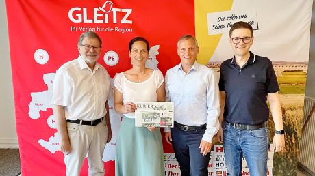 Zu Gast im Gleitz Verlag: SPD-Landratskandidatin Julia Semper und der Hohenhamelner SPD-Bürgermeisterkandidat Se­bastian Hebbelmann tauschten sich mit Geschäftsführer Karl-Heinz Gleitz (links) und Technik- und Produktionsleiter Oliver Kroll (rechts) über Kommunalpolitik, Medien und die bevorstehenden Wahlen aus.