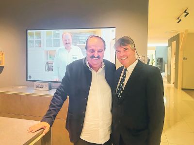 Persönlicher Austausch unter Küchenexperten: Dag Vornkahl (rechts) traf den Sterne- und Fernsehkoch Johann Lafer bei einem Kochevent in Rödinghausen. Die langjährige Partnerschaft mit Ballerina-Küchen und die Begeisterung für innovative Küchenlösungen boten reichlich Gesprächsstoff.