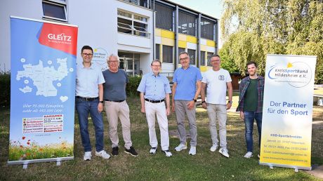 Gemeinsam für den Sport: Oliver Kroll, Claus Peter Elfers, Karl-Heinz Gleitz, Dr. Stefan Rössig, Dennis Münter und Tim Jäckel (von links) besiegeln die neue Medienpartnerschaft zwischen dem Kreissportbund Hildesheim und dem Gleitz Verlag.
