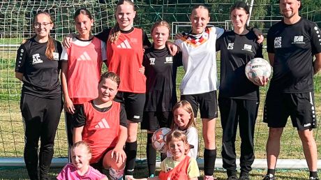 Elf Mädchen von 5 bis 13 Jahre mit Trainer- / Betreuerteam.