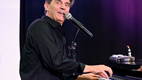 Roger Stein begeisterte das Publikum mit seinem neuen Programm „Ist es nicht schön hier“ – am Klavier und mit viel Humor.