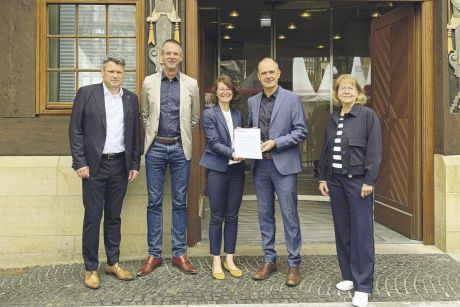 Die Sparkasse Hildesheim Goslar Peine hat die Auszeichnung im Rahmen einer persönlichen Danksagung am 4. Juni um 10 Uhr entgegengenommen (von links): Prof. Dr. Jörg Lahner (Vizepräsident für Forschung und Transfer, Schirmherr des Deutschlandstipendiums), Christian Grell (Abteilungsleiter Projektentwicklung bei der Sparkasse), Torsten Schrell, (Vorstandsvorsitzender der Sparkasse), Daniela Zwicker (Fundraising & Alumniarbeit, HAWK) und Elke Brandes (Leiterin Unternehmenskommunikation bei der Sparkasse).