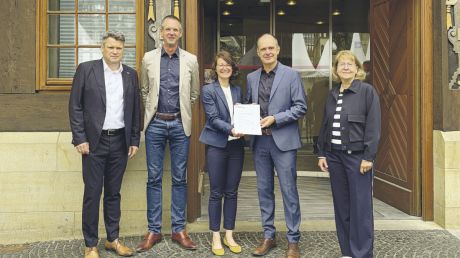 Die Sparkasse Hildesheim Goslar Peine hat die Auszeichnung im Rahmen einer persönlichen Danksagung am 4. Juni um 10 Uhr entgegengenommen (von links): Prof. Dr. Jörg Lahner (Vizepräsident für Forschung und Transfer, Schirmherr des Deutschlandstipendiums), Christian Grell (Abteilungsleiter Projektentwicklung bei der Sparkasse), Torsten Schrell, (Vorstandsvorsitzender der Sparkasse), Daniela Zwicker (Fundraising & Alumniarbeit, HAWK) und Elke Brandes (Leiterin Unternehmenskommunikation bei der Sparkasse).