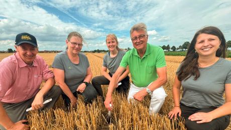 Fritz Brickwedde (2. v. rechts) informiert sich von Nina Lipecki, Hanna Liesenfelder und Lisa Wiegand (von links) von der Ökologischen Station und Landwirt Clemens Gerhardy über den Feldhamsterschutz in Algermissen.