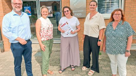 Von links: Fabian von Berg mit Julia Daseke, Maike Evers, Diana Umlauf und Nicol Boldt vor dem Eingang der Kemmer Turnhalle.