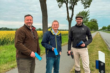 Marco Schmidt (Mitte), Vertreter der Öffentlichen in Wendeburg, übergibt 70 Wildwarnreflektoren für die K69 zwischen Meerdorf, Rüper und Wense, die Jagdpächter Markus Kobbe (links) und Maurice Debus