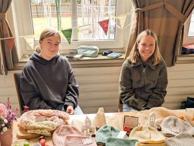 Die Initiatorin Lotta Hartmann und ihre Freundin Lara Grimsel an ihrem Verkaufsstand.