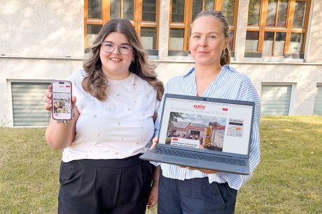 Daria-Sue Grabarek (links) und Julia Bartelt betreuen die neue Homepage des Gleitz Verlages und präsentieren die Startseite auf Laptop und Smartphone.