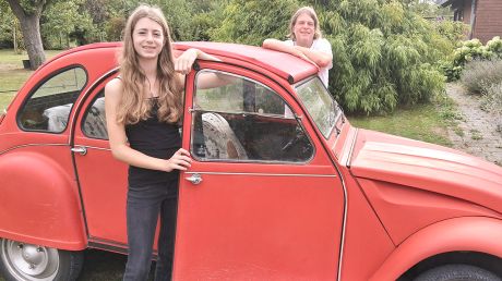 Noch muss Emma (14) auf den Beifahrersitz, denn am Lenkrad des Kultautos sitzt Vater Sven Frey.