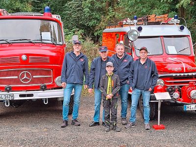„August“ und „Emma“ beim 3. Ottberger Oldtimertreffen. Die beiden historischen Feuerwehrfahrzeuge werden präsentiert von Thorsten Lex, Reinhard Rapmund, Dominik Voges, Dennis Striegler und vorn Theo Voges.