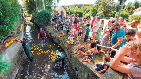 Die Besucherinnen und Besucher des Festes beobachten den Ziel­einlauf der Rennenten am Heiligenhäuschen.