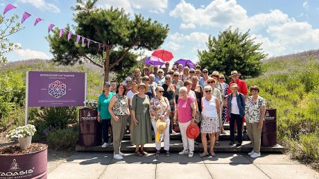 Tagesausflug der LandFrauenVerein Rössing-Barnten führt zum Aromagarten und Schloss Brake.