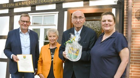 Frank-Thomas Schmidt (links) bedankte sich bei Gerhard Schütte im Beisein seiner Frau Helga und Paloma Klages (rechts) für sein langjähriges Wirken als Heimatpfleger.