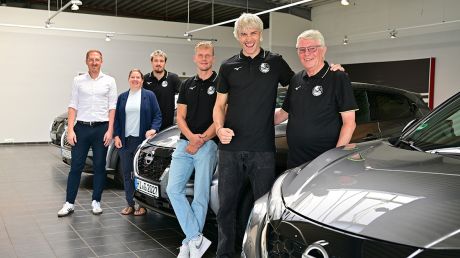 Startklar für die neue Saison: Die GRIZZLYS freuen sich über ihre neuen Nissan Jukes, die ihnen das Autohaus Tschesche für die kommende Spielzeit zur Verfügung stellt (von links): Dennis Tschesche, Vanessa Persson, Ilja Ivanov, Jan Röling, Cody Kessel und Konrad Nave.