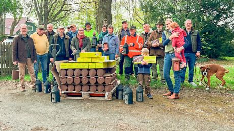 Die Ortsnaturschutzbeauftragten mit fleißigen Helfern der Aktion „Saubere Landschaft“ aus der Ortschaft Feldbergen mit den gelieferten Nistkästen.