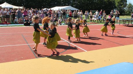 Die kleinsten Tänzerinen beim „Biene-Maja-Tanz“.