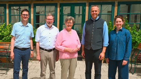 Die Verantwortlichen des Gleitz Verlages und der Gemeinde Holle Freuen sich auf die erweiterte Kooperation zugunsten des Glashauses (von links): Oliver Kroll, Karl-Heinz Gleitz, Else Pape-Gleitz, Falk-Olaf Hoppe und Iris Königsdorff.