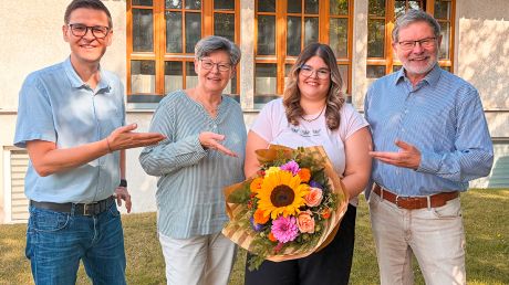 Seit zehn Jahren Teil des Gleitz-Teams: Zum Dienstjubiläum von Daria-Sue Grabarek gratulierten ihr Oliver Kroll, Else Pape-Gleitz und Geschäftsführer Karl-Heinz Gleitz herzlich. Daria-Sue Grabarek absolvierte ihre Ausbildung zur Mediengestalterin Digital und Print bereits im Gleitz Verlag und ist dem Unternehmen seitdem treu geblieben.