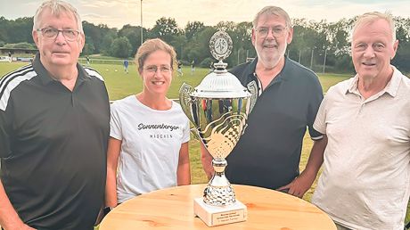 Die Organisatoren des Gemeindepokalturniers (von links): Klaus-Dieter Voges, Katrin Vosshagen (TSV Sonnenberg), Achim Horaiske und Ralph Ballin (SC Germania Wierthe)