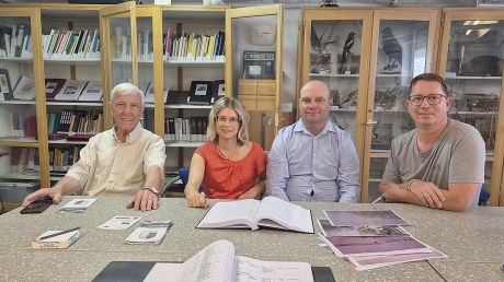 Im Ortsarchiv liegen zahlreiche Dokumente zur jahrhundertealten Emmerker Ortsgeschichte. Von links: Ortsbürgermeister Möller, Constanze Runge-Schmerbauch, Maik Schmerbauch und Ralf Wirries.
