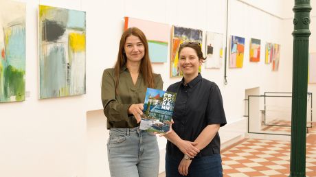Kultur kommt ins Haus: Iris Königsdorff und Hannah Louisa Meißner (links) präsentieren das neue Programmheft des Glashauses Derneburg, das künftig zweimal jährlich mit den Holler Nachrichten an alle Haushalte in der Gemeinde Holle verteilt wird.