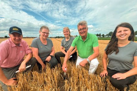 Fritz Brickwedde (2. v. rechts) informiert sich von Nina Lipecki, Hanna Liesenfelder und Lisa Wiegand (von links) von der Ökologischen Station und Landwirt Clemens Gerhardy über den Feldhamsterschutz in Algermissen.