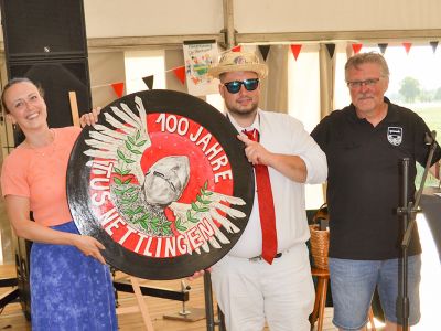 Die einmalige Ehrenscheibe zum 100-jährigen Vereinsjubiläum geht an Marcel Bodenburg (Mitte). Gestaltet wurde das Unikat von der Nettlinger Künstlerin Lisa Elias (links). Rechts gratuliert der 1. Vorsitzende Andreas Bähre.