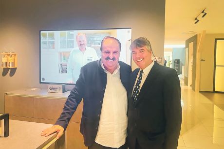 Persönlicher Austausch unter Küchenexperten: Dag Vornkahl (rechts) traf den Sterne- und Fernsehkoch Johann Lafer bei einem Kochevent in Rödinghausen. Die langjährige Partnerschaft mit Ballerina-Küchen und die Begeisterung für innovative Küchenlösungen boten reichlich Gesprächsstoff.