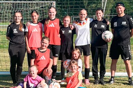 Elf Mädchen von 5 bis 13 Jahre mit Trainer- / Betreuerteam.